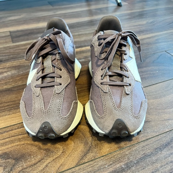 New Balance 327’s - Picture 2 of 9